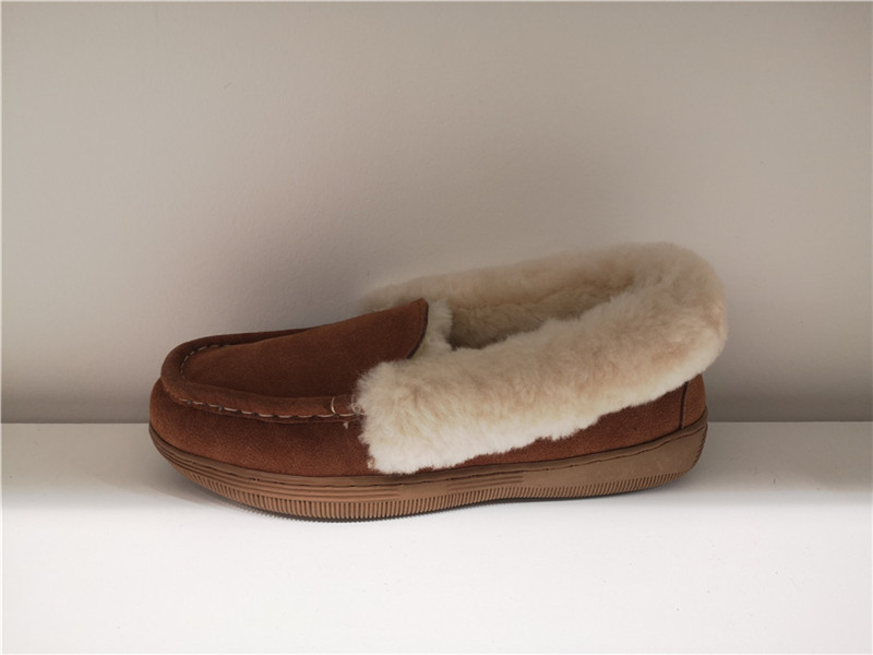 Ladies Indoor Outdoor Bootie Slippers Sheepskin Mule/Fake fur Slip on Winter Bootie Water-Resistant Suede Booties Fur Cuff