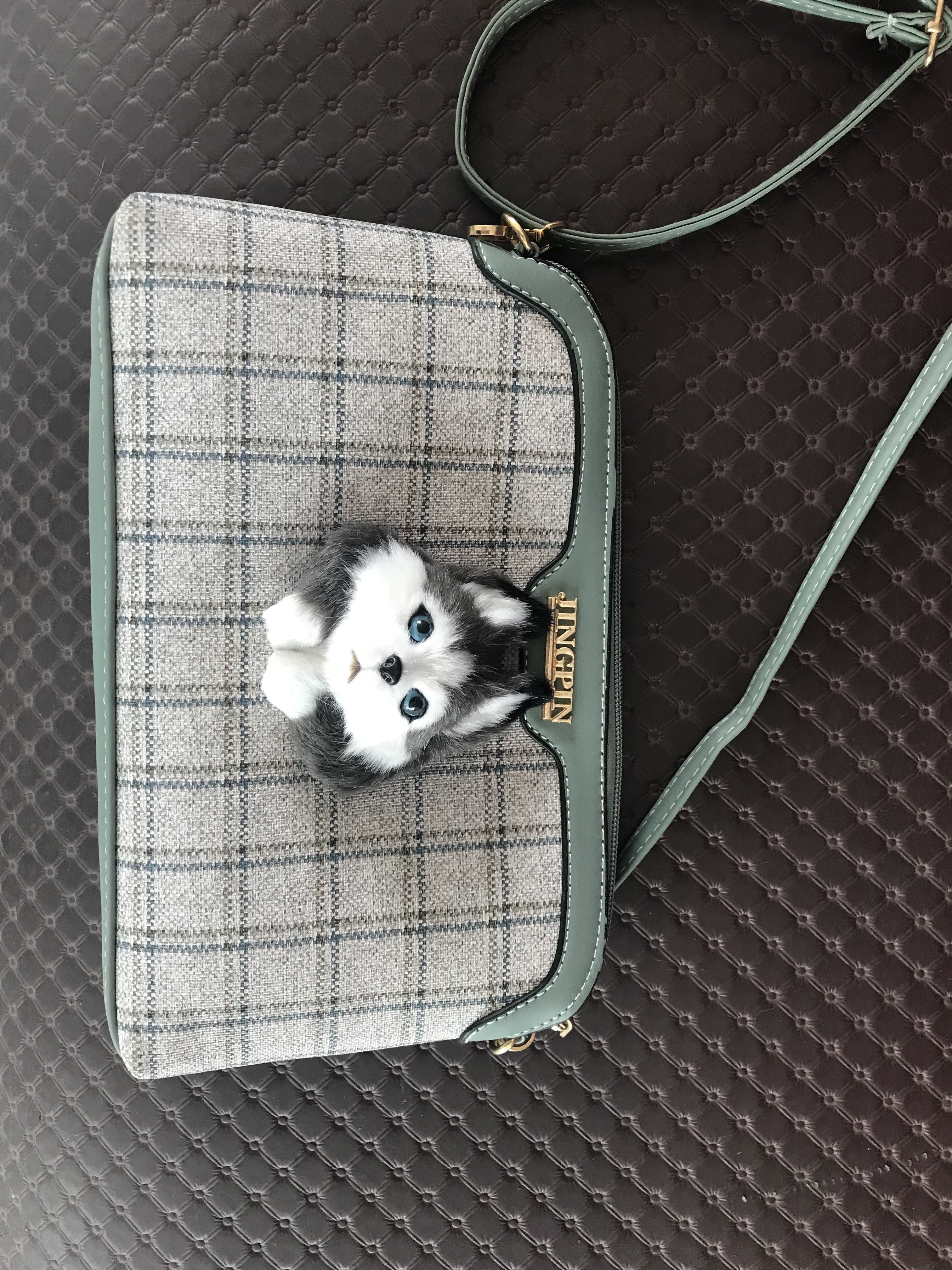 Lifelike hanging bag with decorative animals head