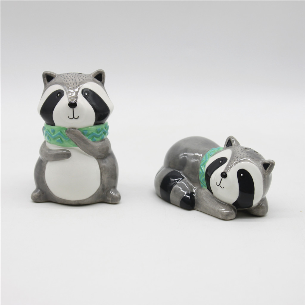 Ceramic raccoon pepper shaker, hand-painted animal pepper shaker