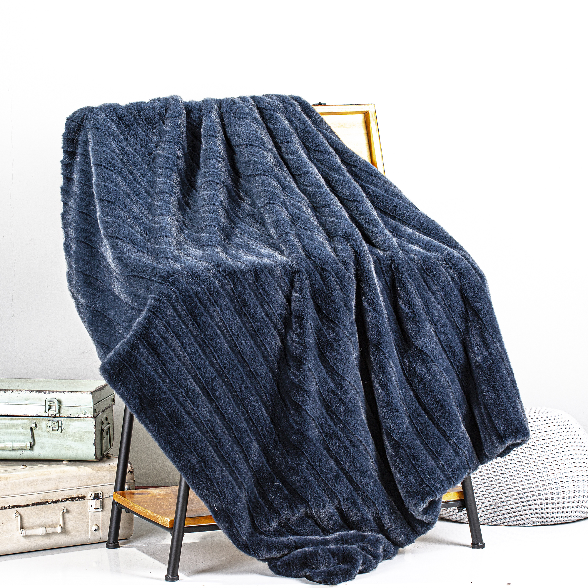 Stripe cutting motif rabbit blanket