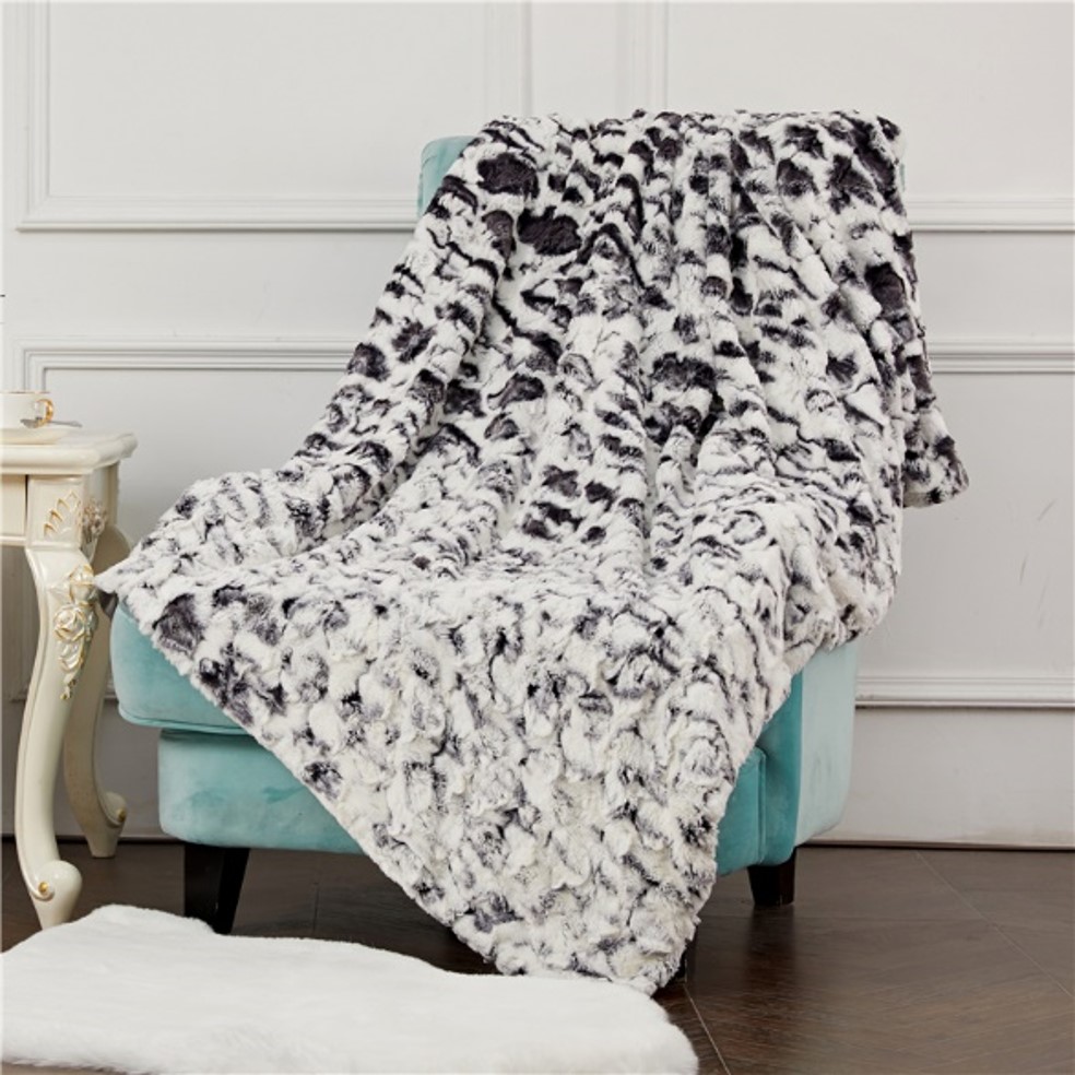 Decosy Pv Fur Bottom Dye And Brushed Throw Blanket