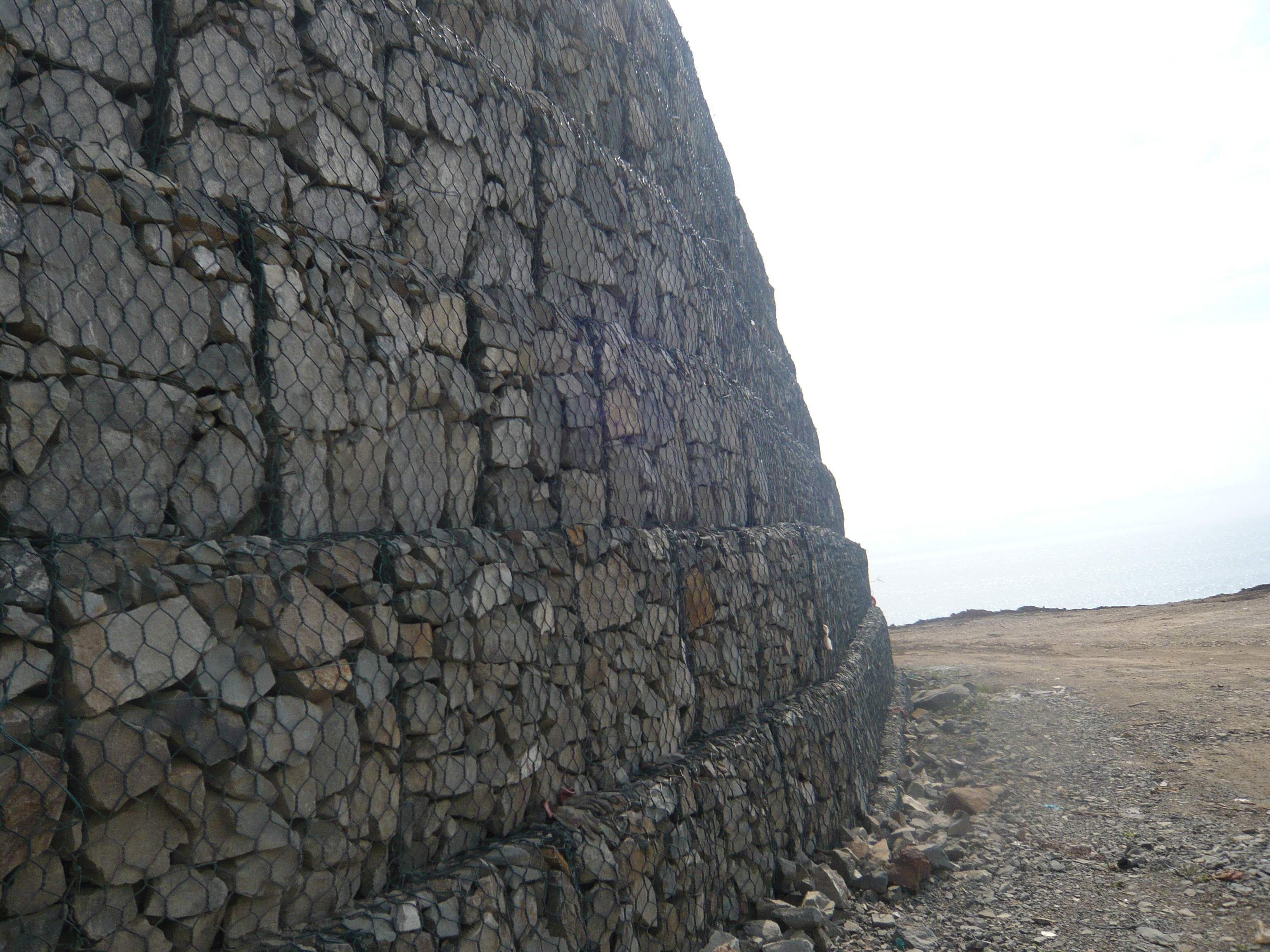 Hot-dipped galvanized gabion retaining wall