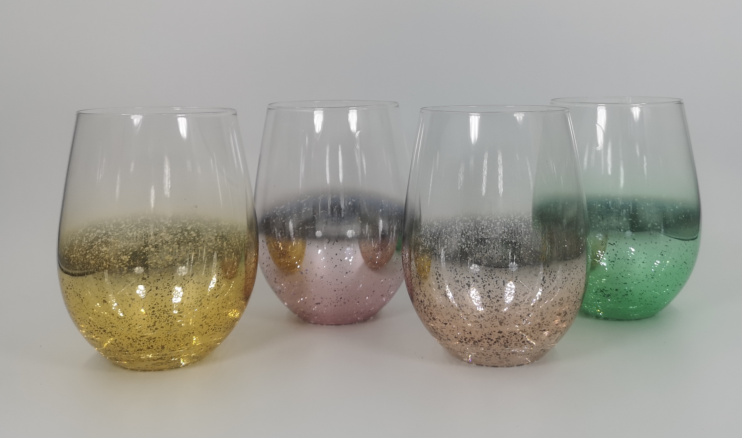 Stemless wine glass with plating design