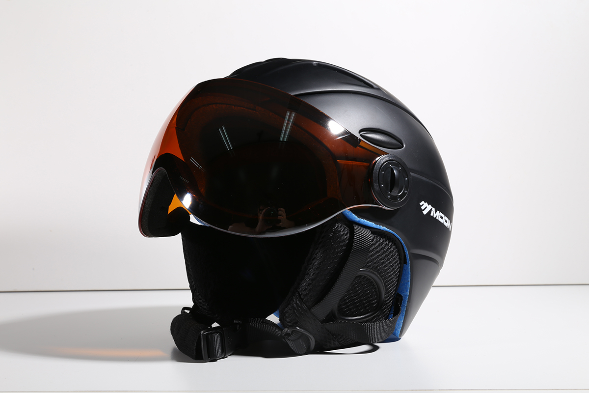 Ski helmet