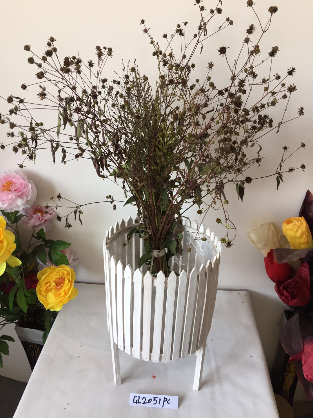 Round wooden vase tray