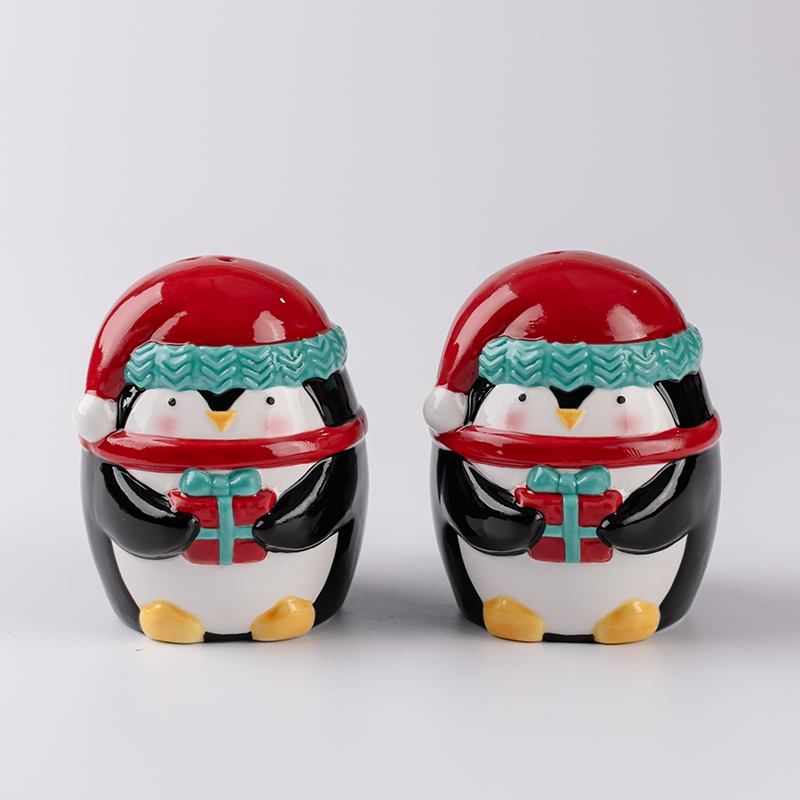 Christmas Ceramic Penguin Salt & Pepper Shakers Set Kitchenware