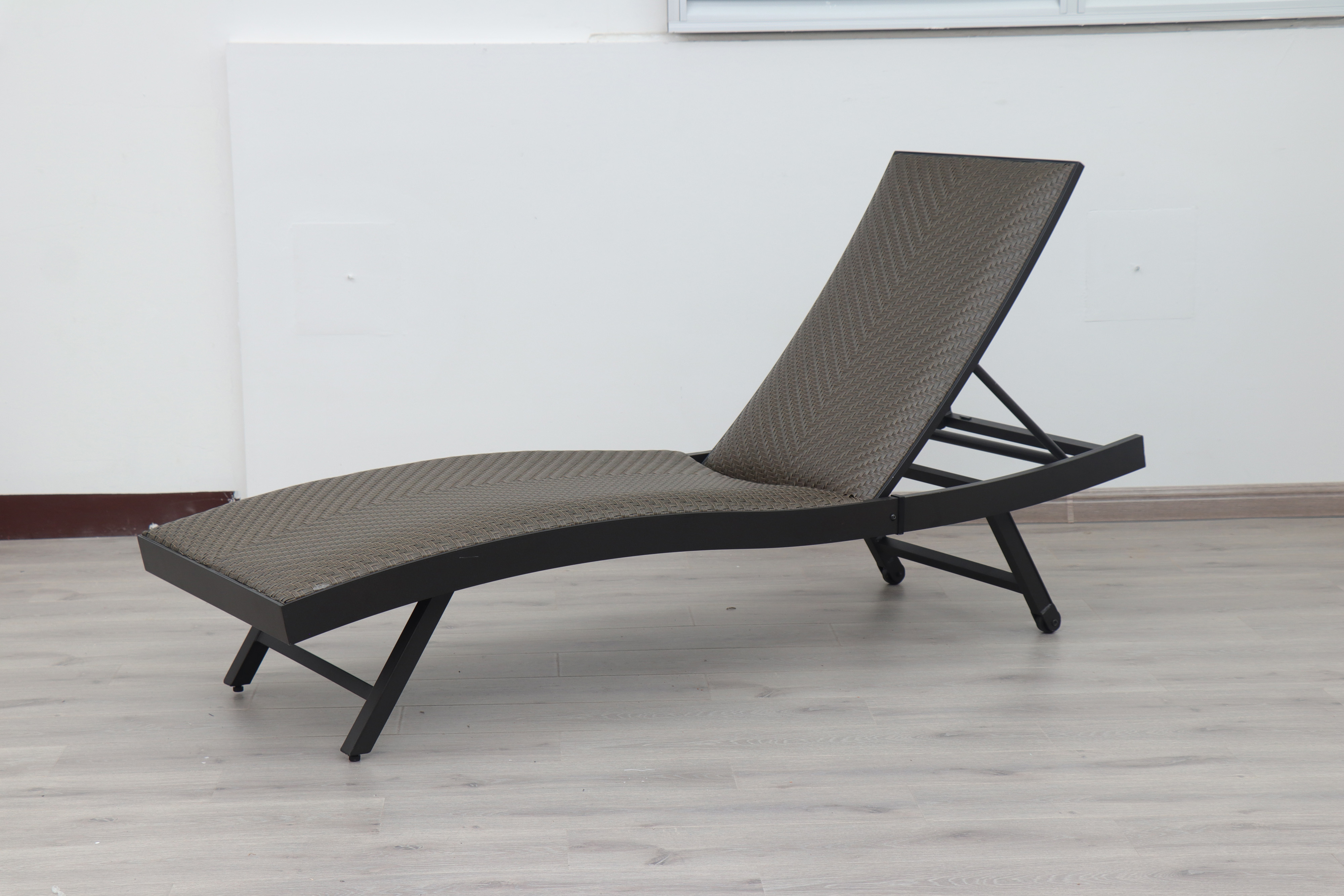 1 Outdoor leisure furniture Alu. Wicker Arc Lounger, Matt Dim grey+ Bronze Rattan