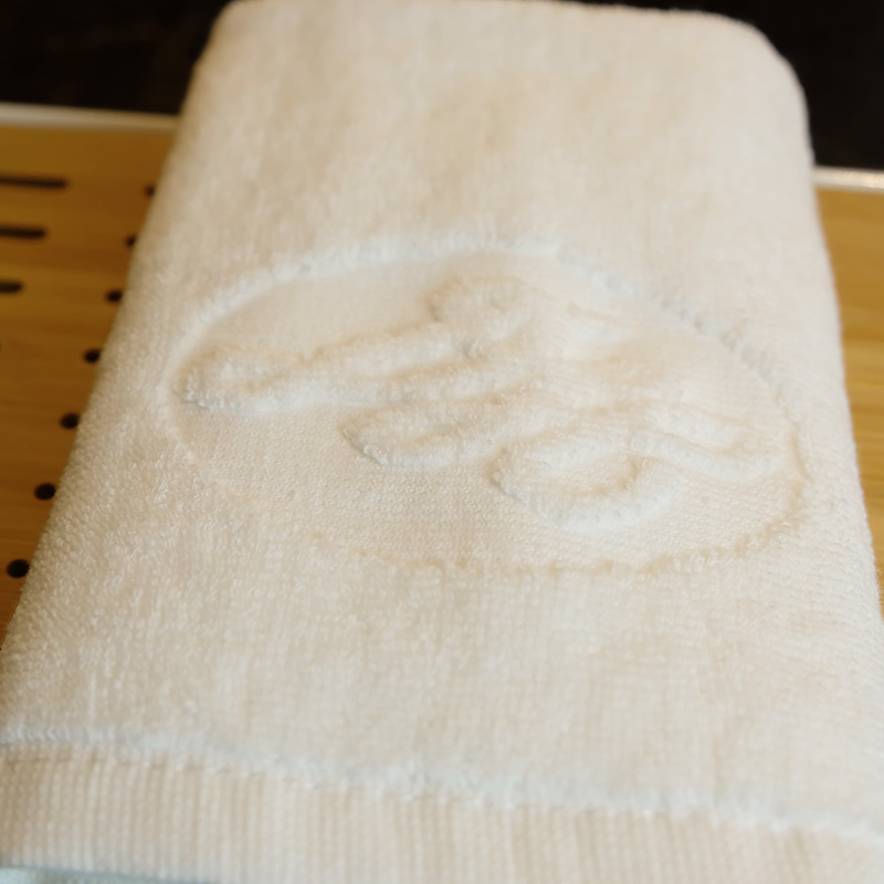 Hot face towel 100% cotton 30cmx30cm size with customer Logo jacquard