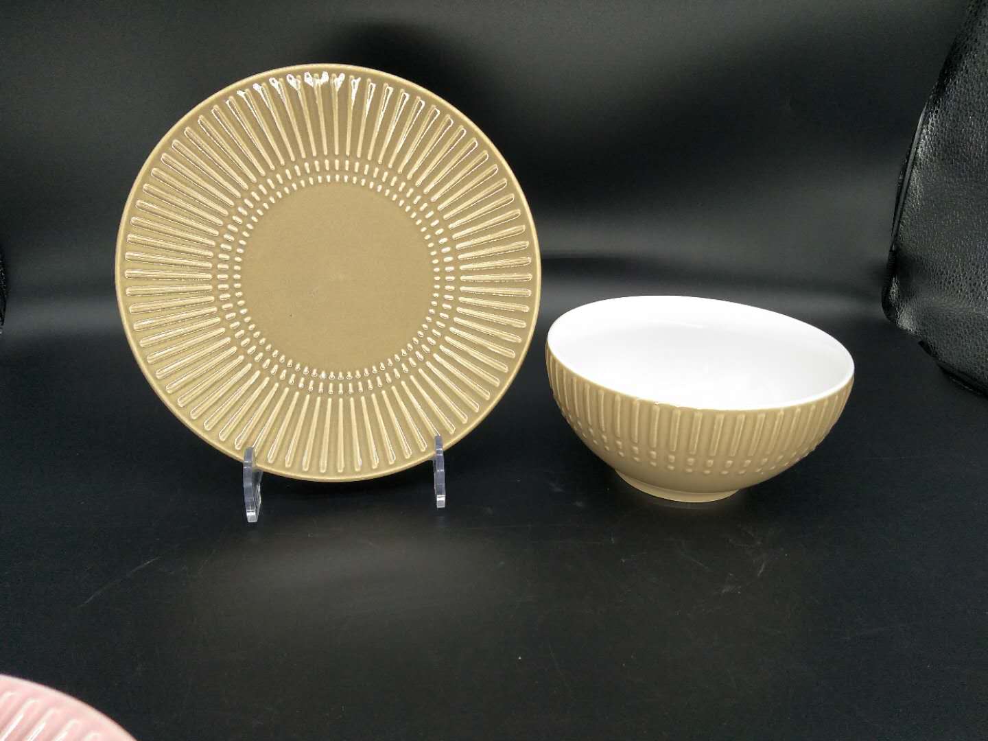 pigmented glazed white porcelain