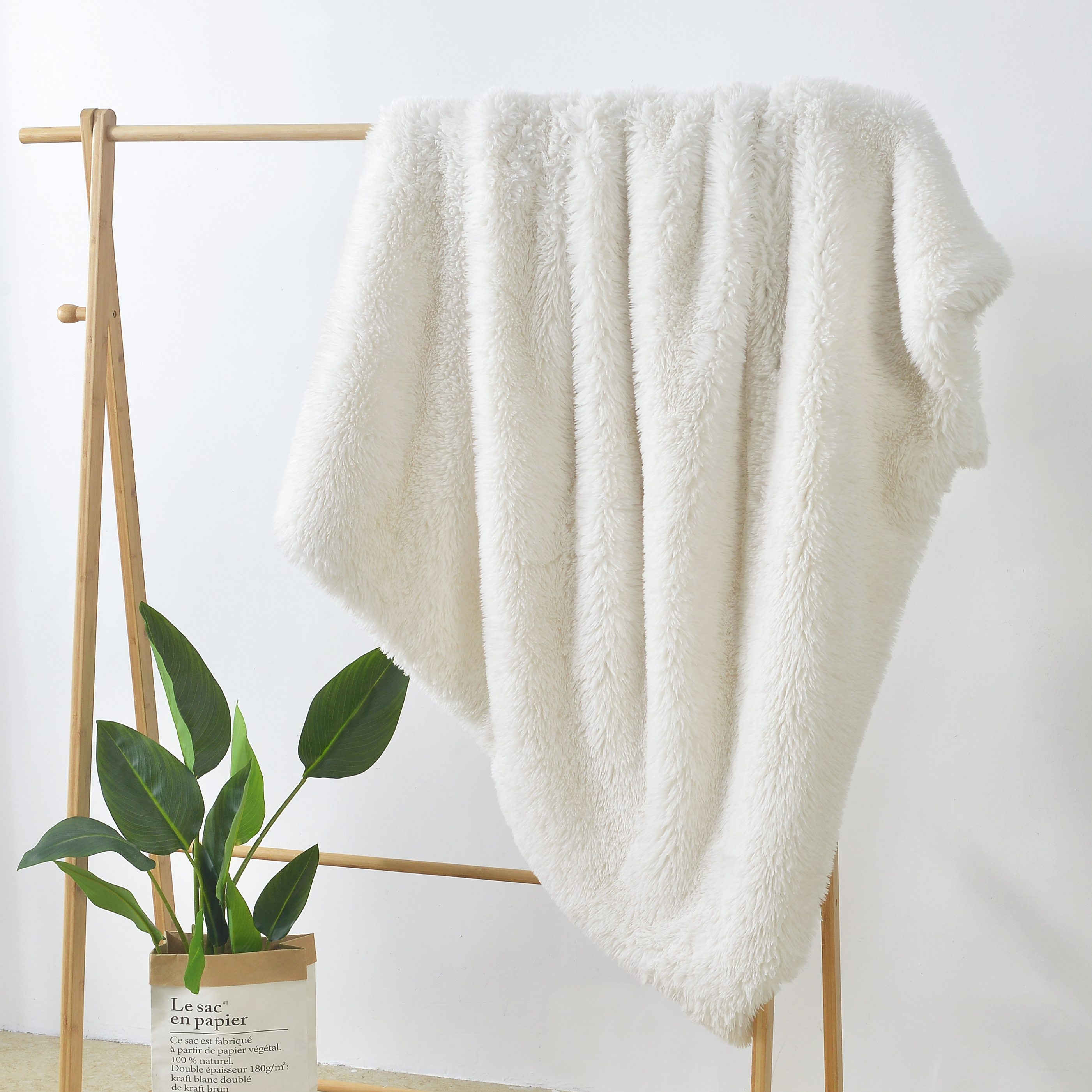 Decosy Solid Polar Bear Blanket