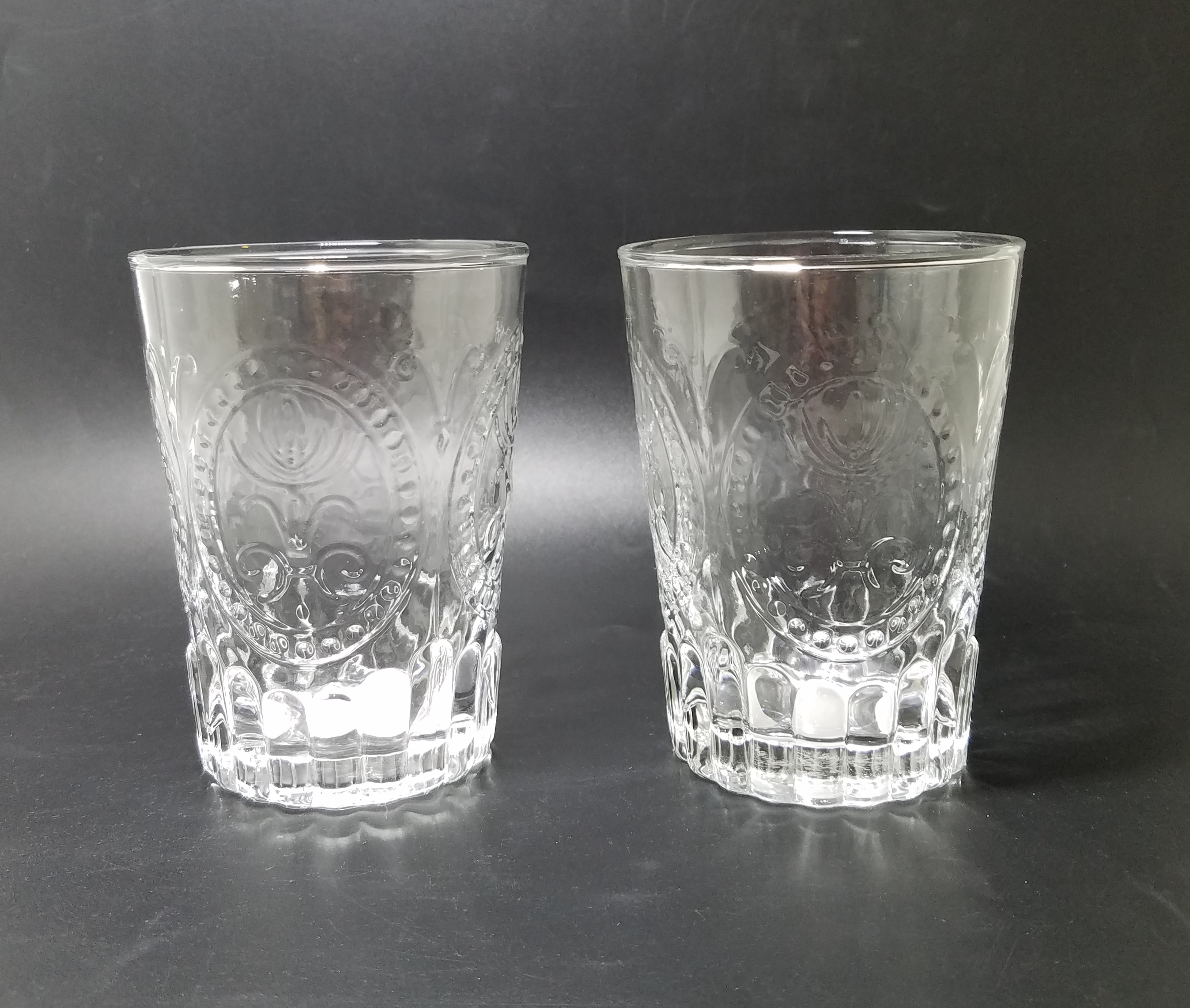 Manual blown embossed glass cup