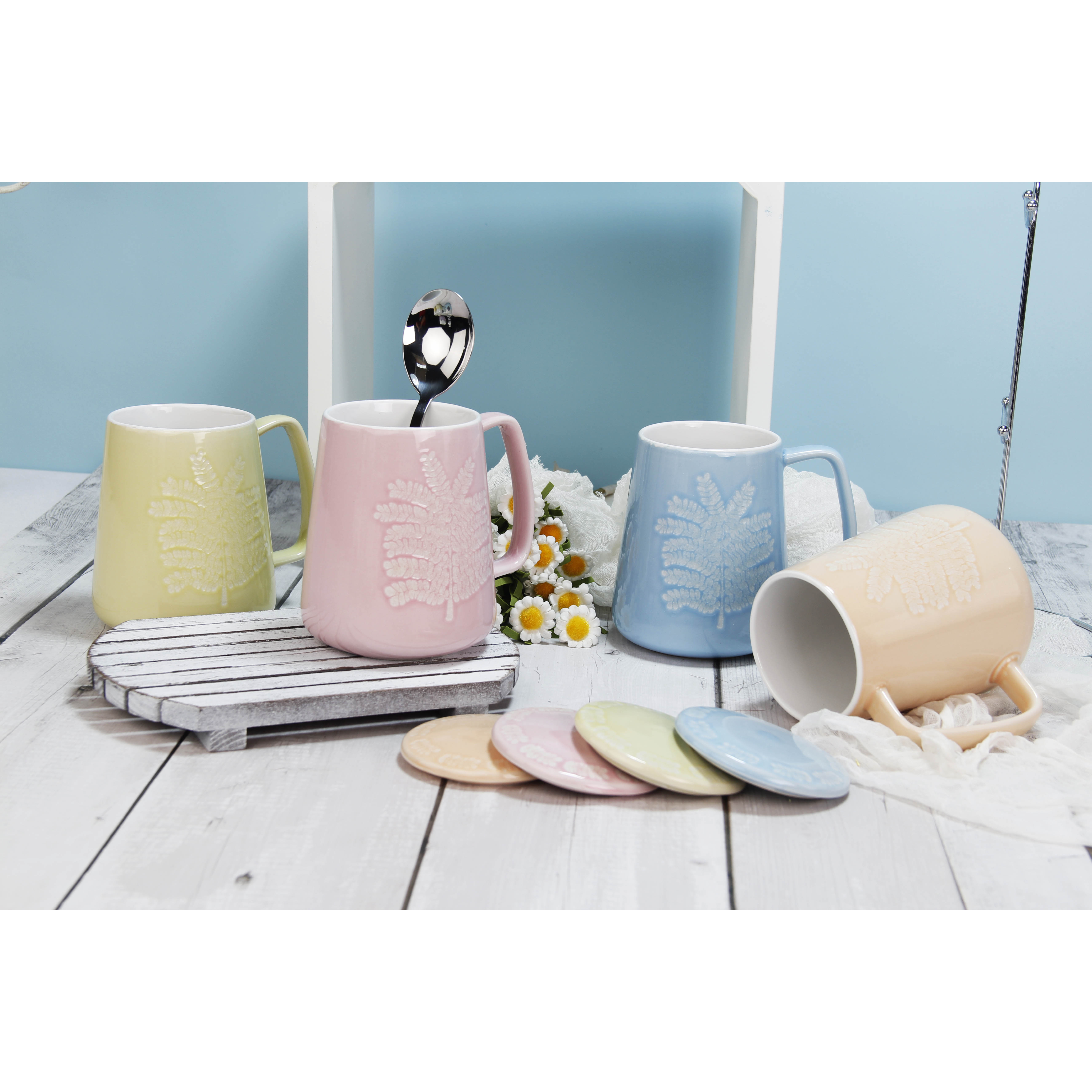 Underglaze mug with lid