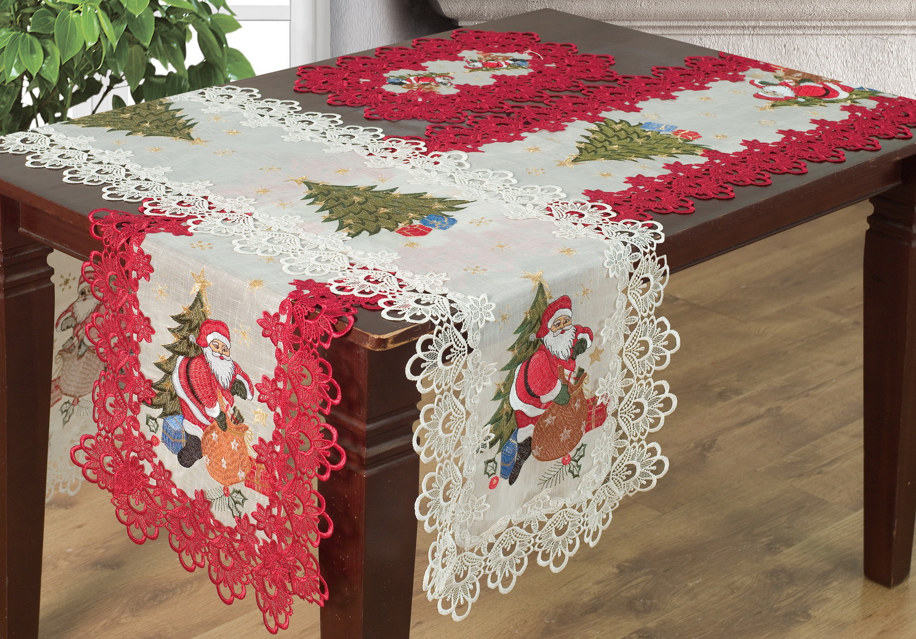 tablerunner with embroidery