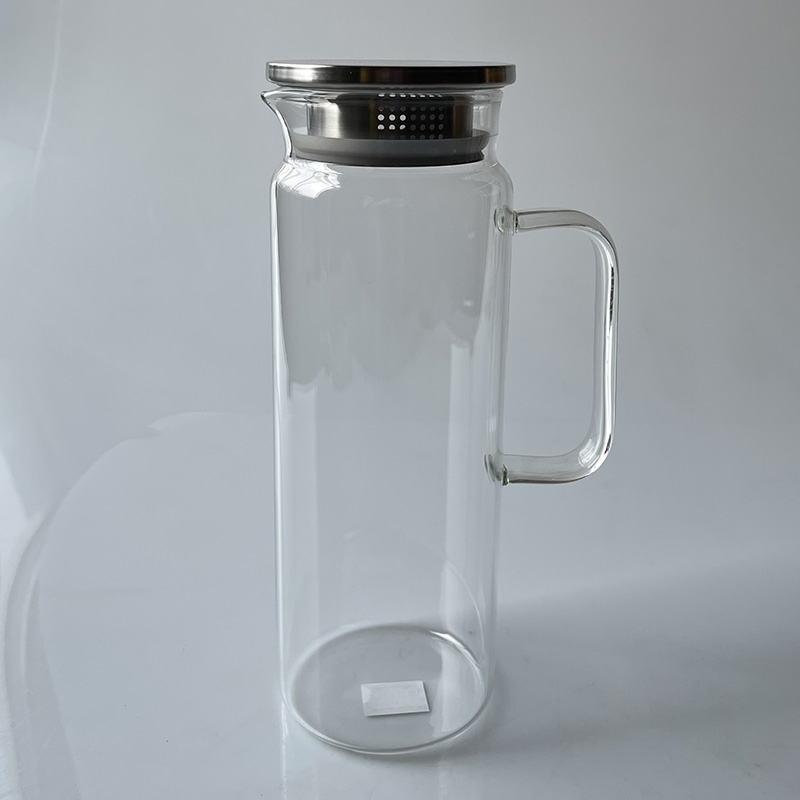 Heat-resistant glass bottle with metal lid