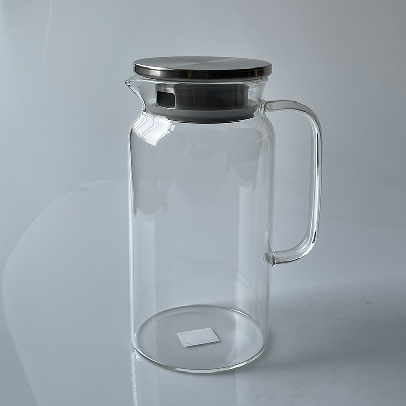 Heat-resistant glass bottle with metal lid