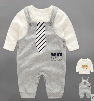 The baby's spring outfit is a two-piece outfit