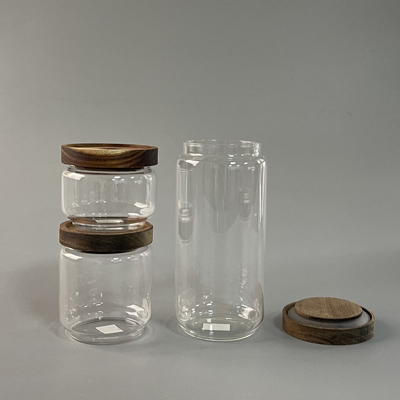 Heat resistant storage tanks with pine lid