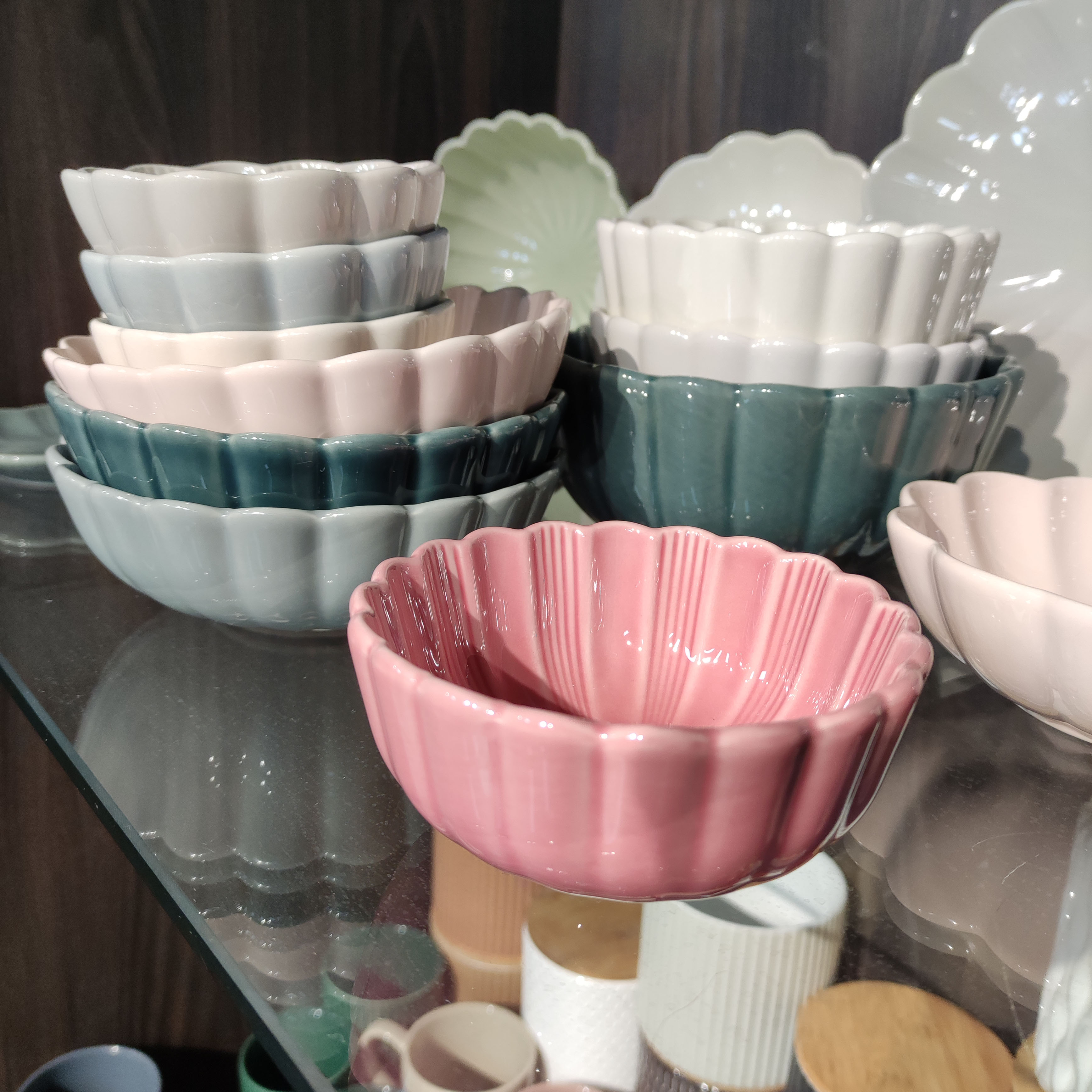 Flower shape ceramic dinnerware