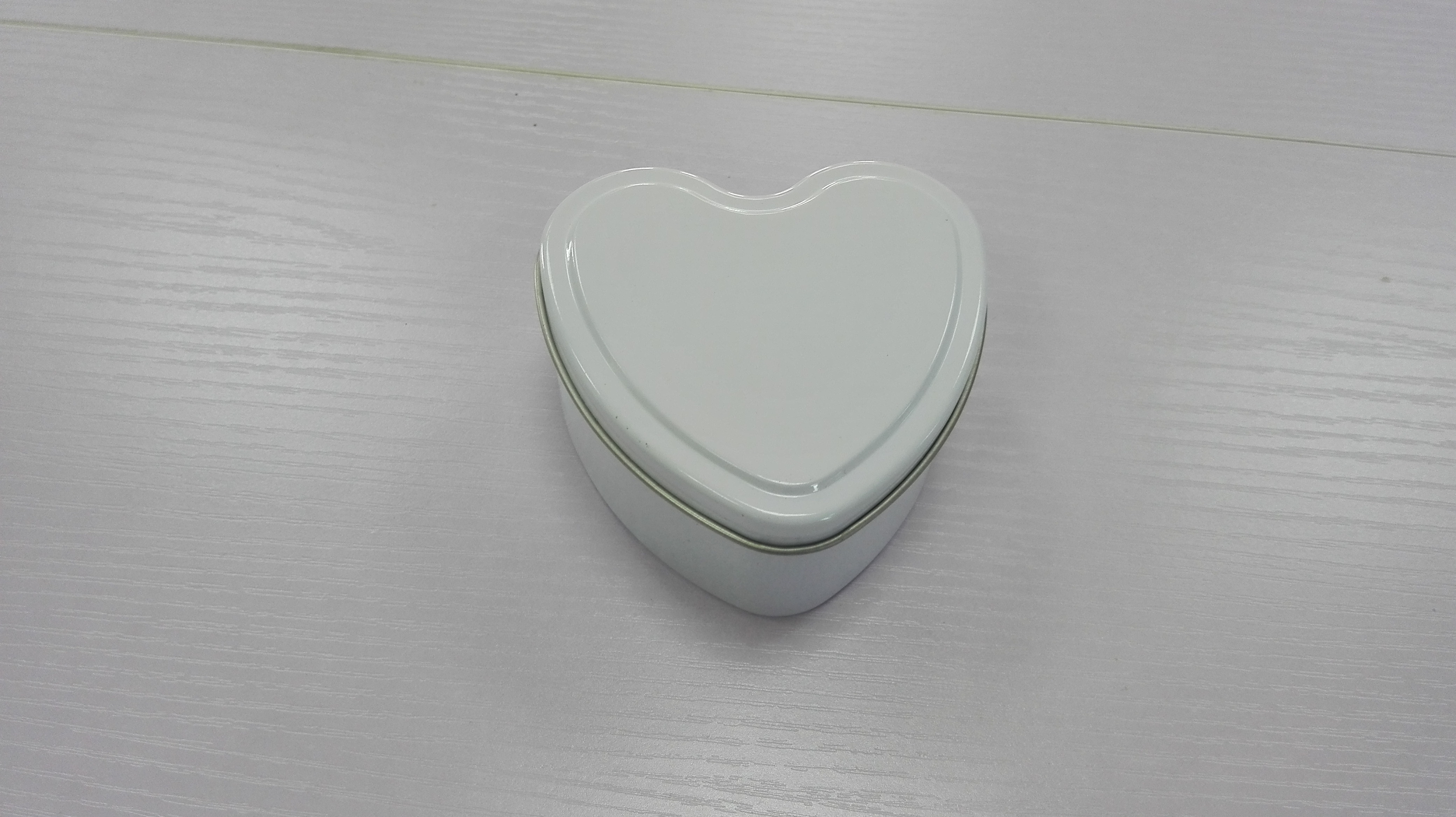 heart shape lip blam tin boxMake up box, gift box