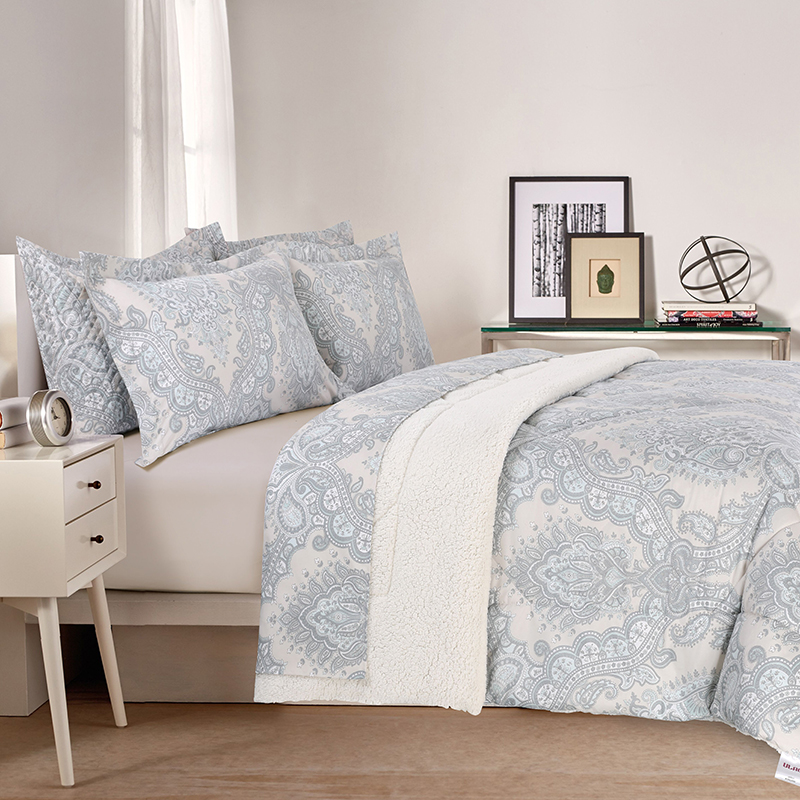 high quality brand soft hand feeling flannel Velvet Bedding Queen quilt Bed Comforter Set