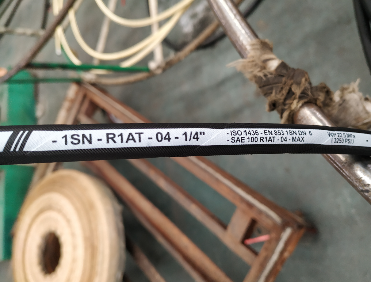 Braided hydraulic hose EN853 1SN(cloth surface)
