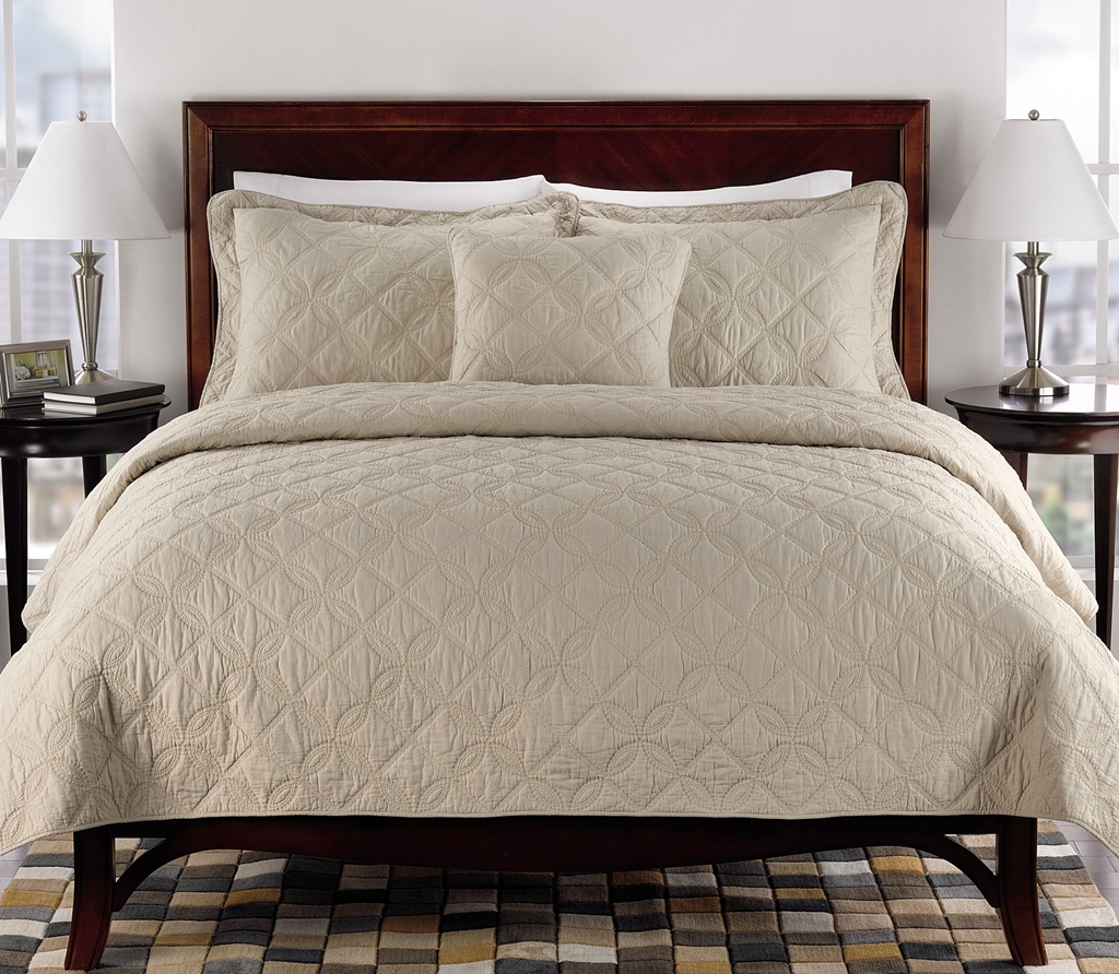 Microfiber embroidered quilt set