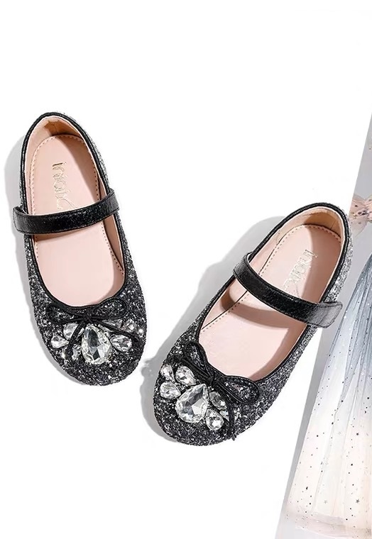 Kids flats shoes. Comfortable and soft，shine .gleit