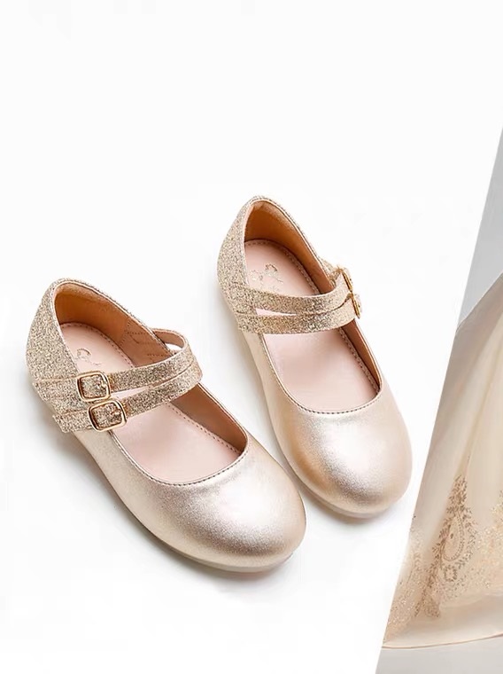 Kids flats shoes. Comfortable and soft，shine .gleit