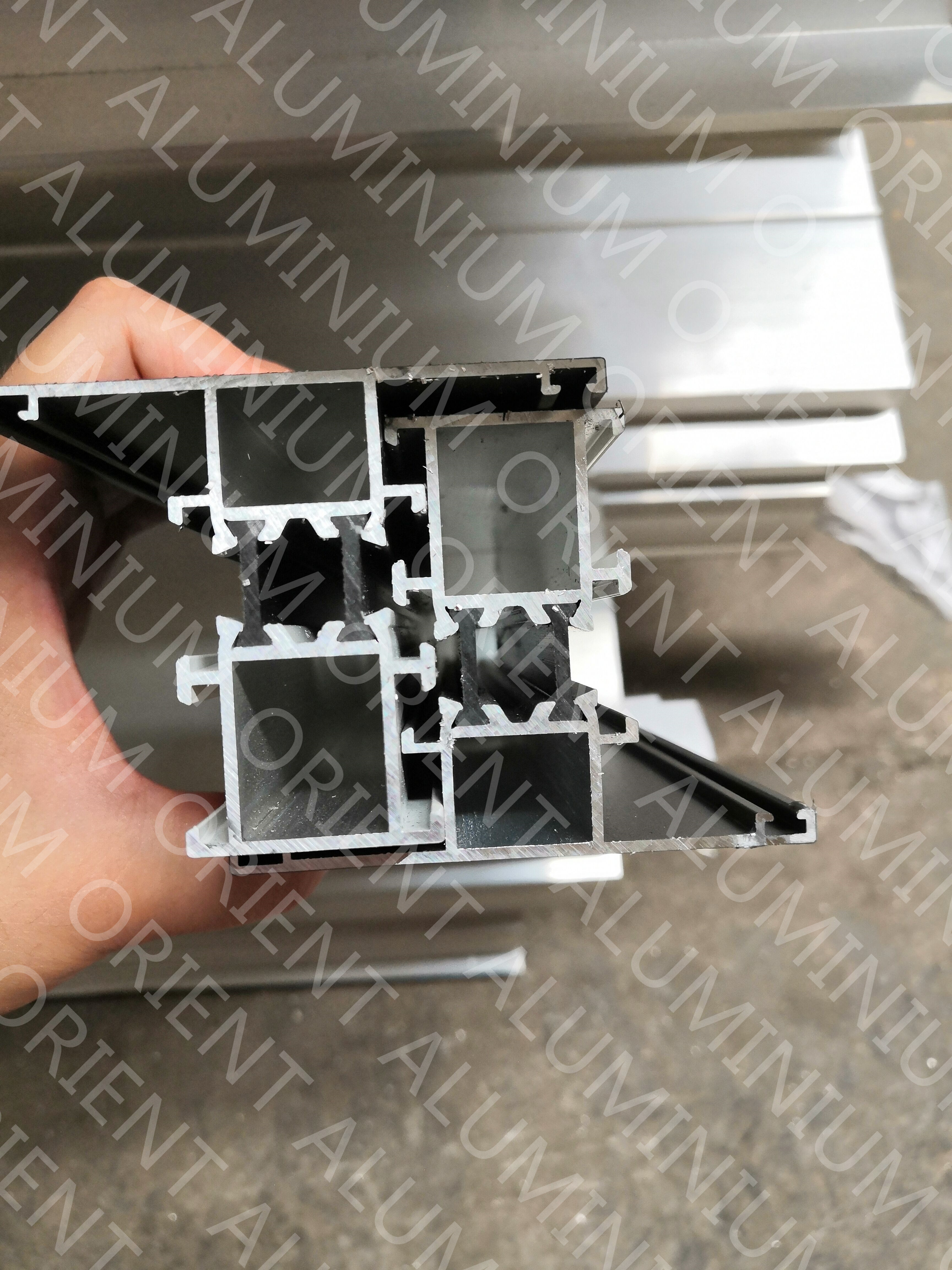 High resistant polyamide aluminium insulated window system with good wind-resistence