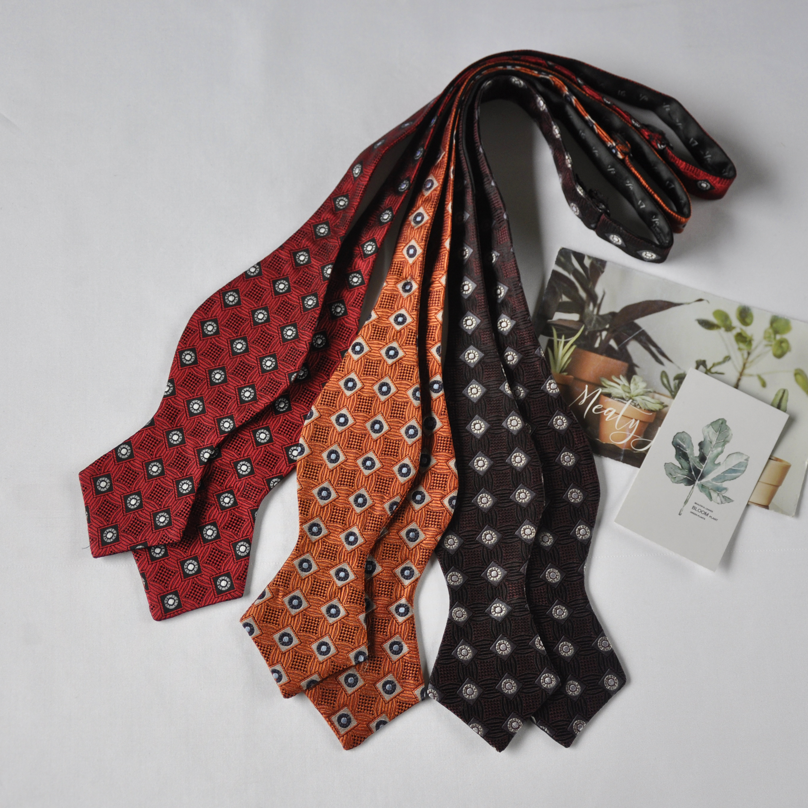 Self-bowtie