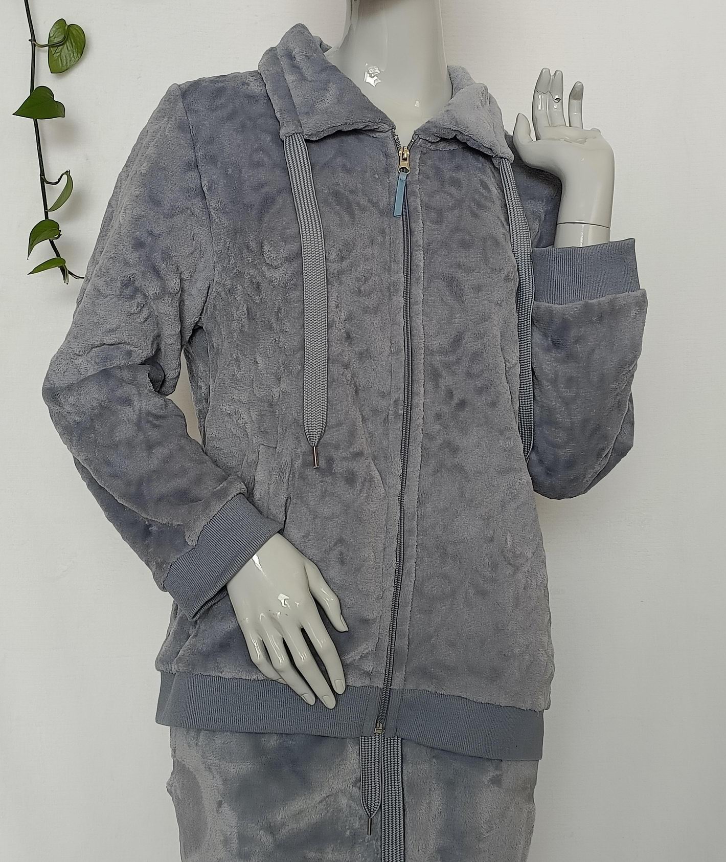 Ladies embossed +solid color flannel fluffy zip pyjamas set loungewear