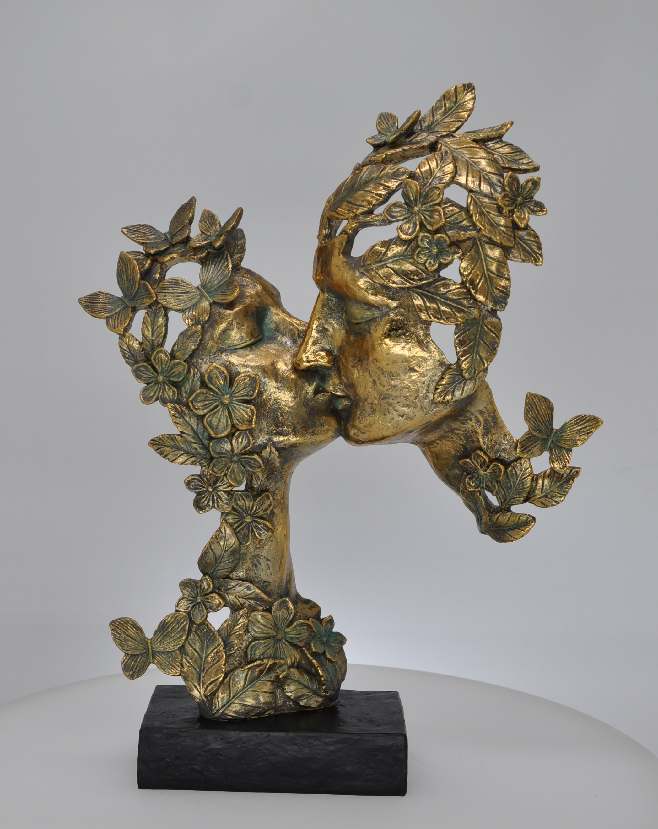 Polyresin Couple Kissing