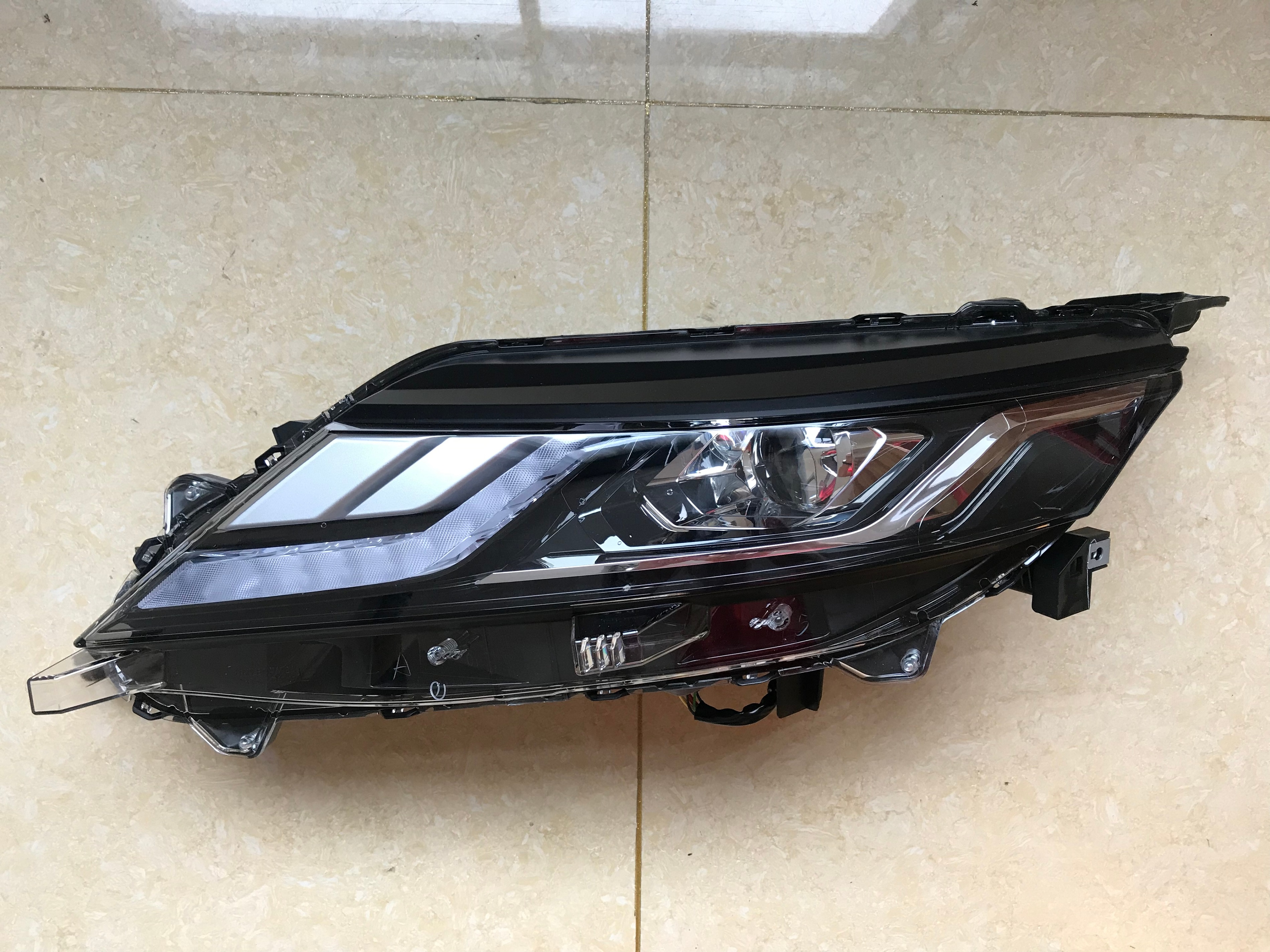 L200 2019 Head Lamp High Class