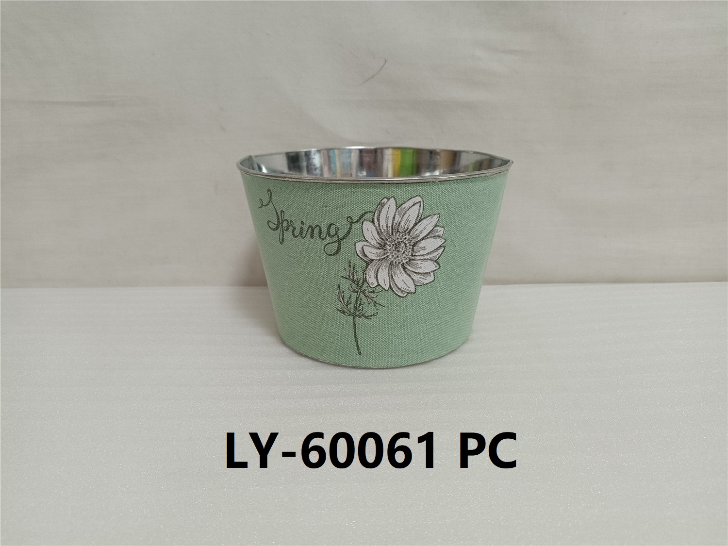 Easter metal bucket， garden bucket