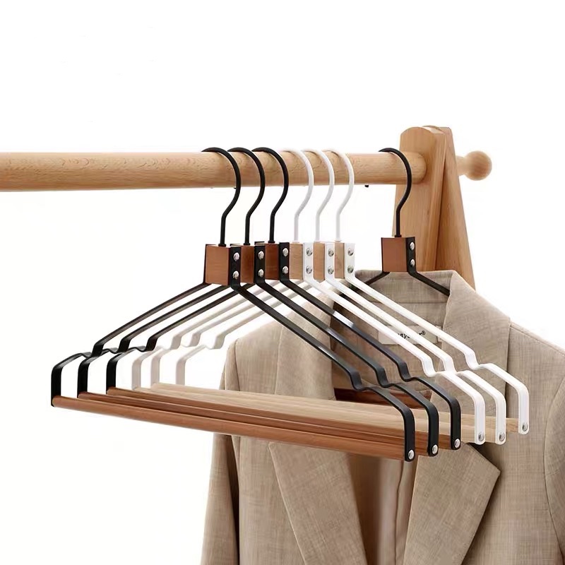 New design metal wire hangers with beech round bar