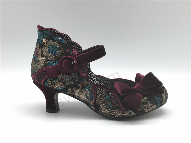 Women's shoes with high heel， embroidery， retro