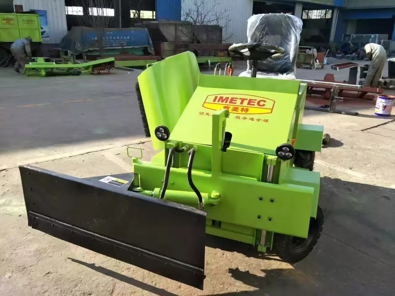 feed pusher, electric pusher, feed collector