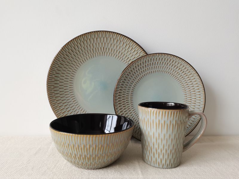 Reactive glaze dinnerware