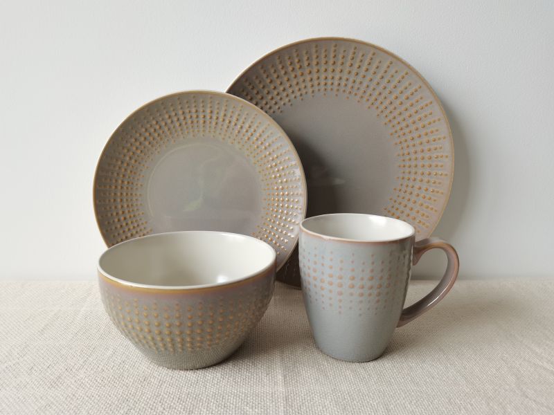 Reactive glaze dinnerware