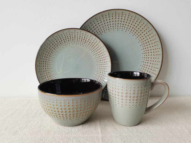 Reactive glaze dinnerware