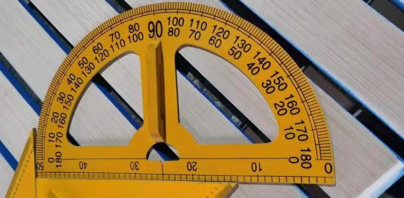 Half-circle protractor