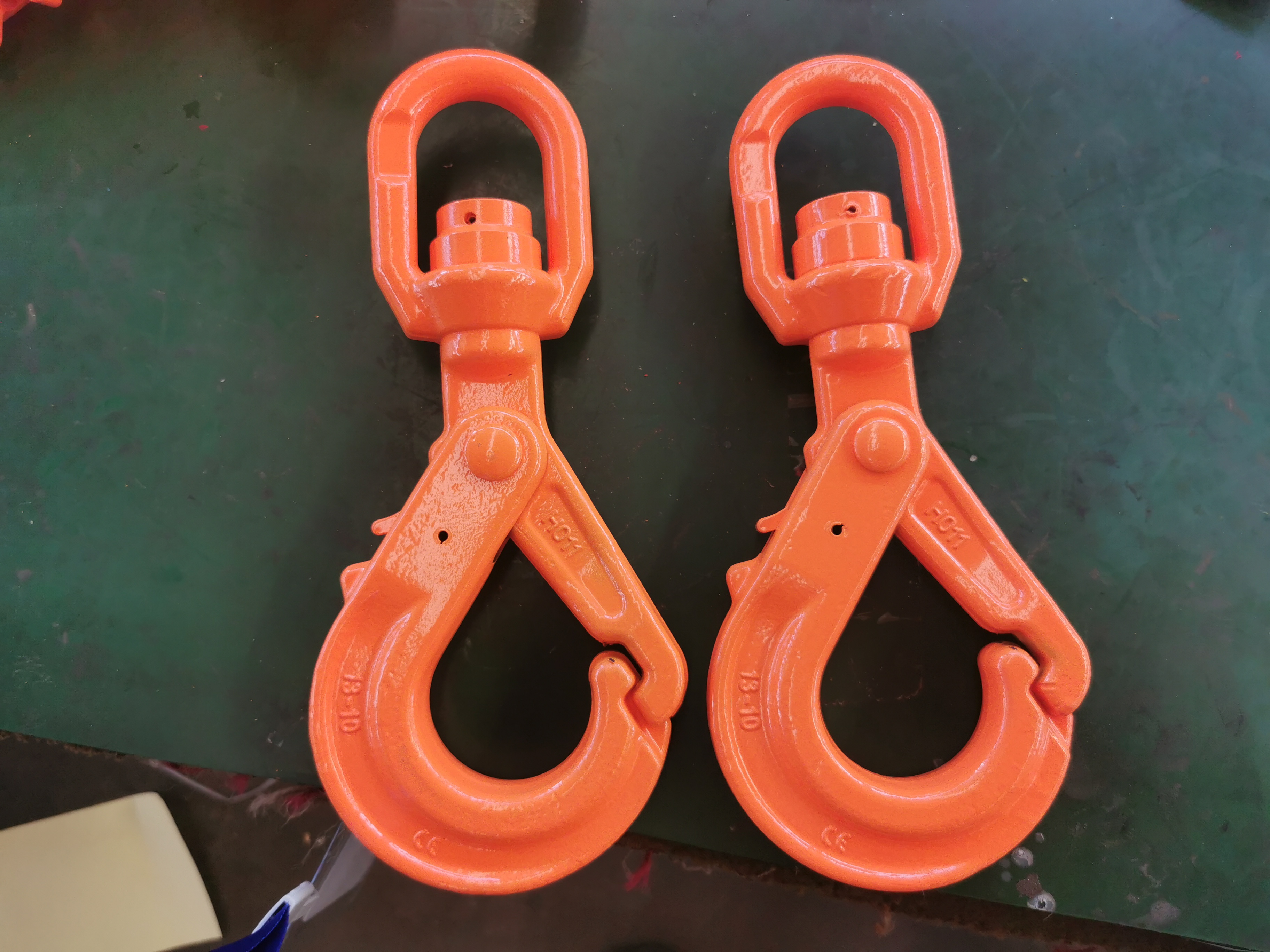 swivel self lock hook with bearing safety hook
