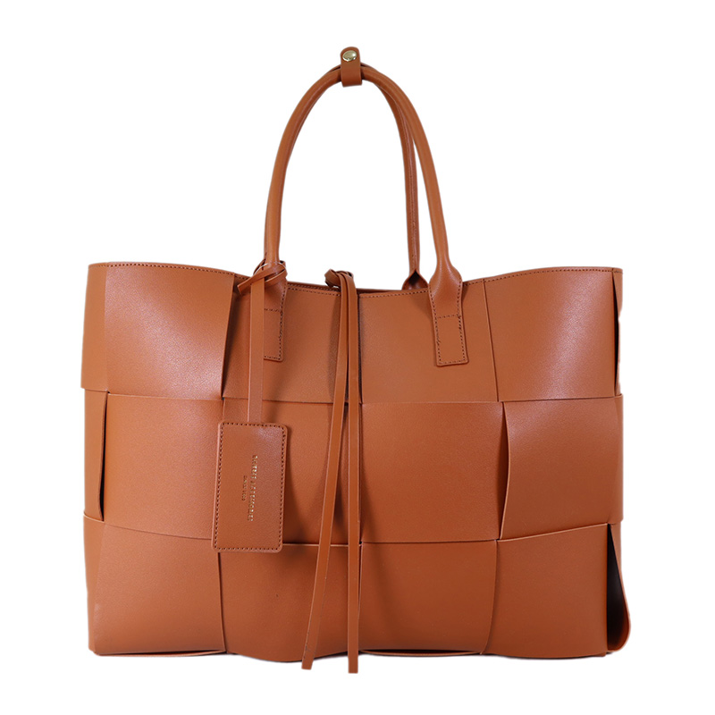 Lady hand braided mult compartments city bag
