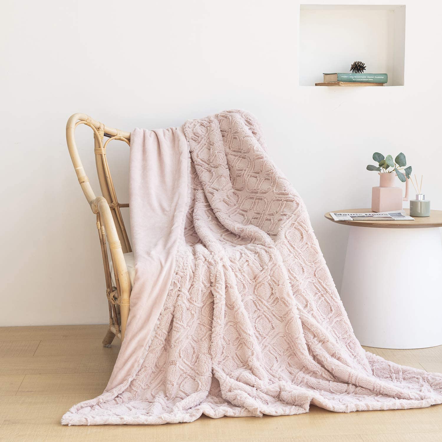 Luxury Faux Fur Super Soft Fuzzy Extra Warm Throw Blanket, Cozy Bedding Blanket for Bed Couch Sofa, Lightweight Bed Blankets