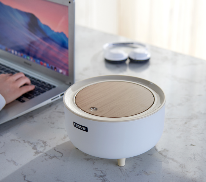 Plastic trash can with feet wood texture lid 2L