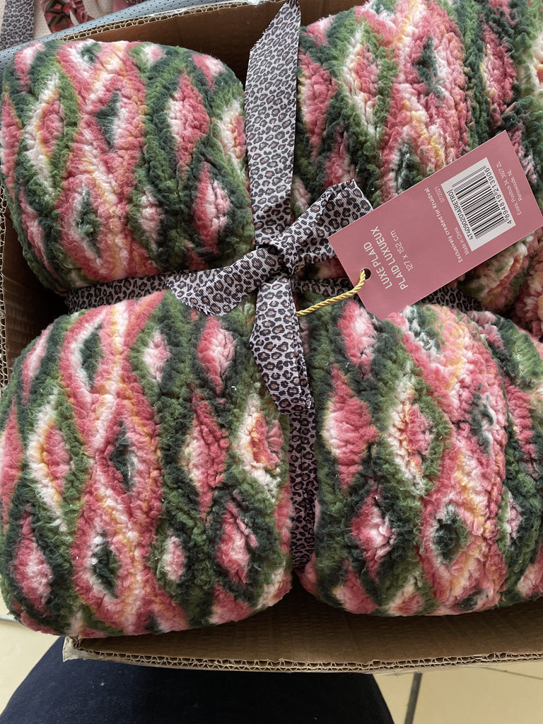 Print/solid sherpa blanket