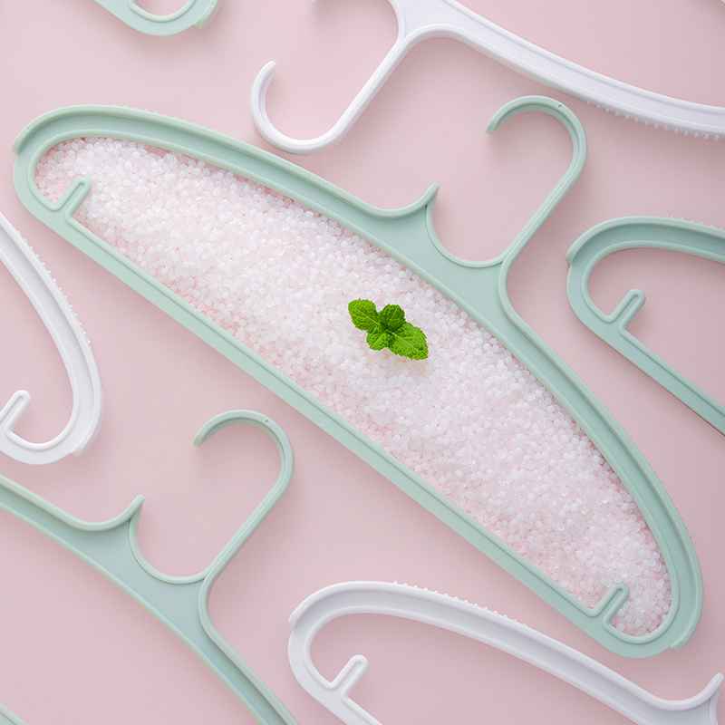 Plastic PP hanger with non-slip contoured shoulders