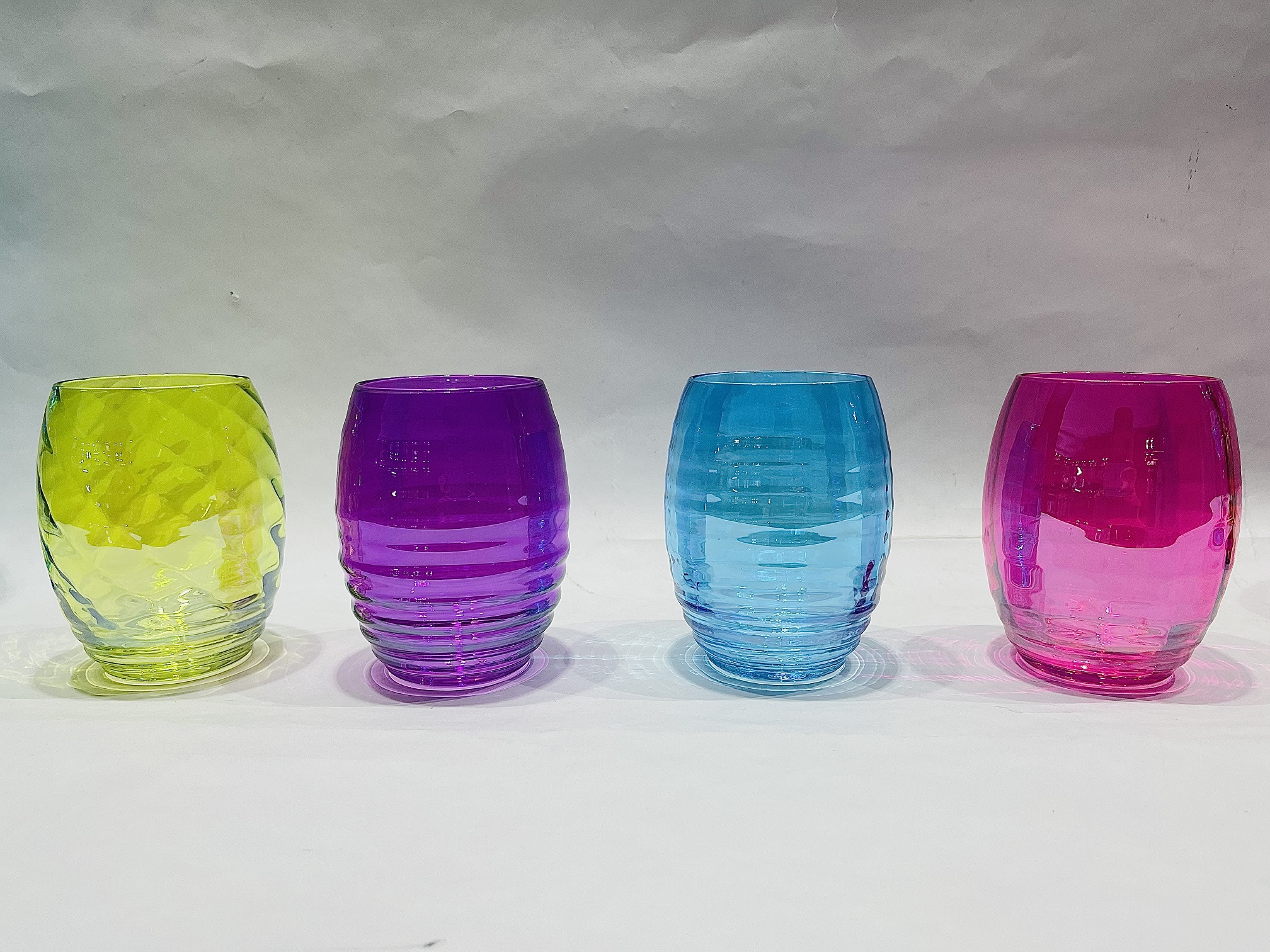Colorful plating wine glasses