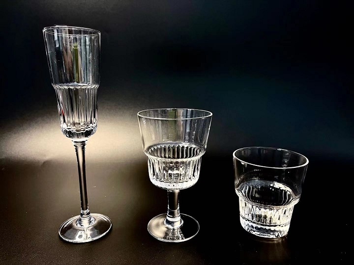 Wine glasses with optic design