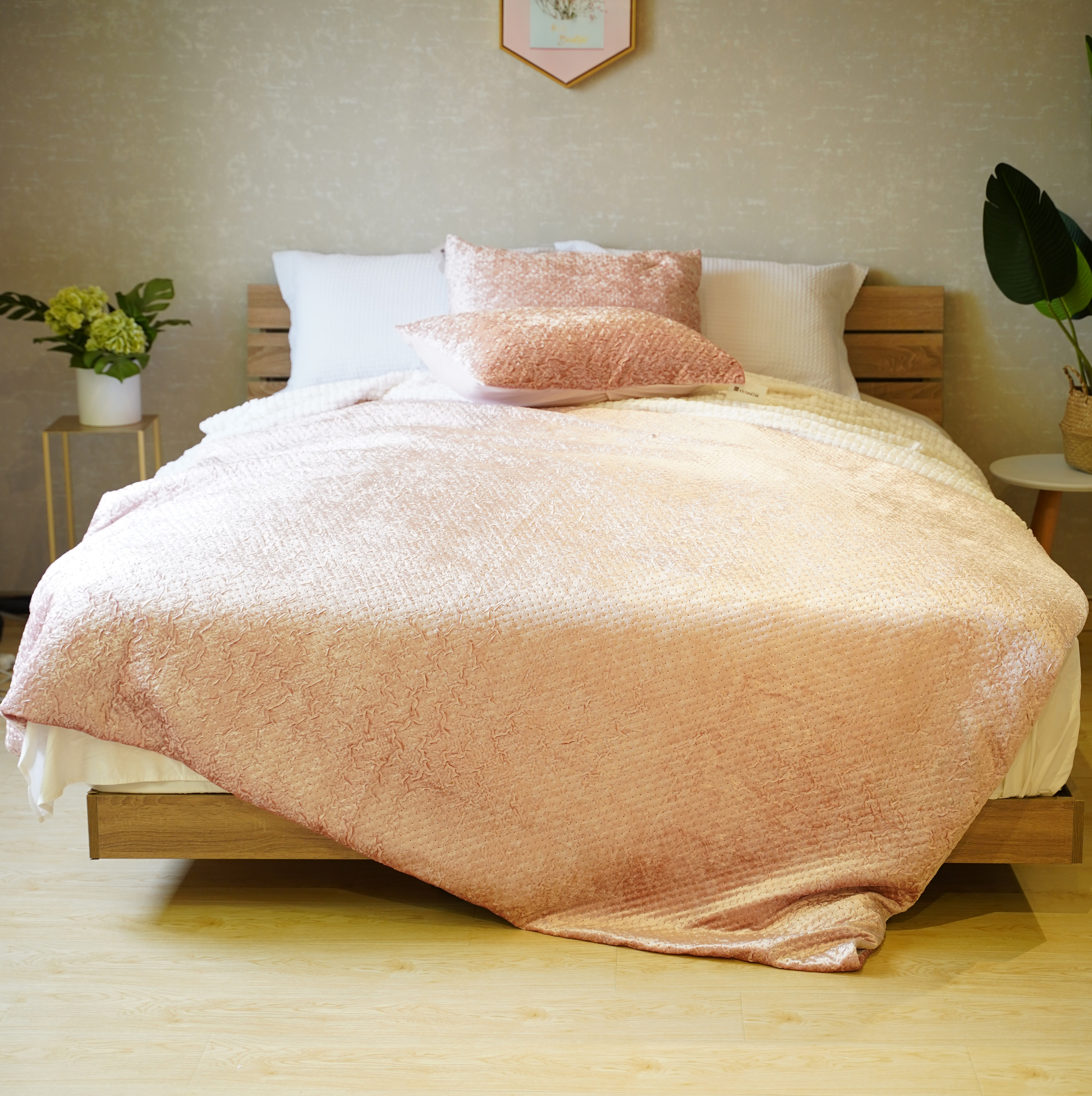 Velvet Pinsonic Bedcover